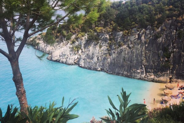 Kombinácia kovu s drevom a sklom: Intermediálne diela v dizajne