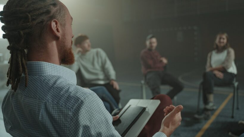 Režijné prístupy v klasickom a modernom divadle: Od vernosti textu po dekonštrukciu