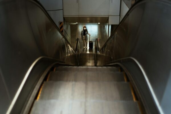 Textová symbolika a kultúrna identita: Jazyk, slang a spoločenský kontext