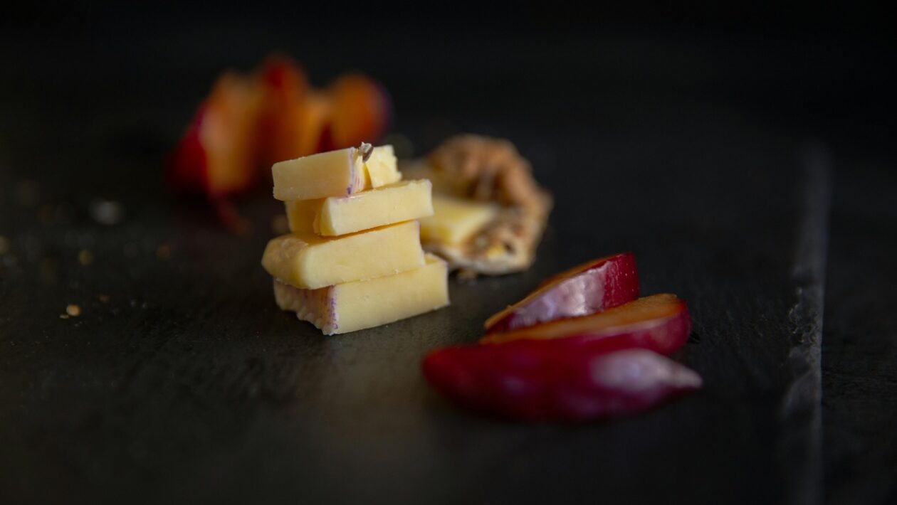 Neologizmy a ich prijímanie do spisovnej slovenčiny: Inovácia a normatívnosť